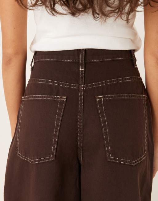 ASOS DESIGN – Brązowe jeansy z szerokimi nogawkami i karczkiem z przodu, 5 z 5