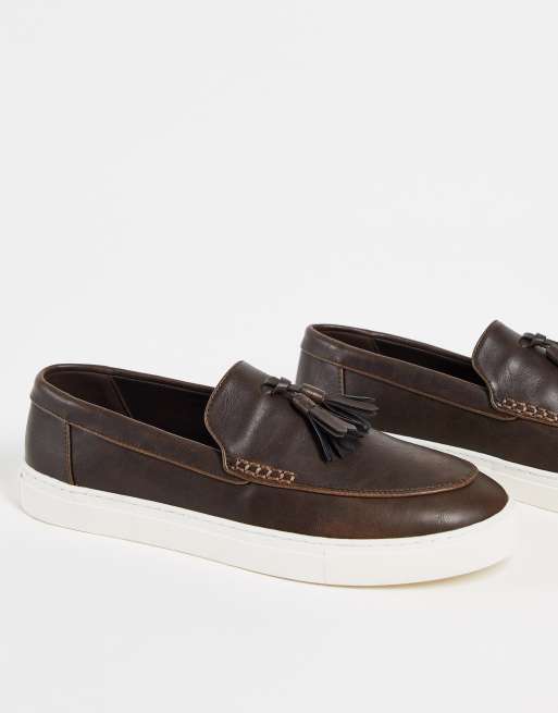 ASOS DESIGN – Brązowe loafersy z imitacji skóry na białej podeszwie