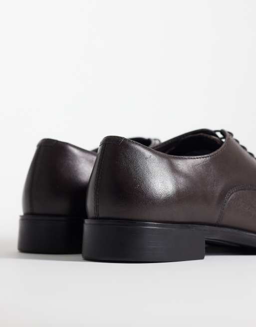 ASOS DESIGN – Brązowe sznurowane skórzane buty derby z odcinanymi noskami, 3 z 4