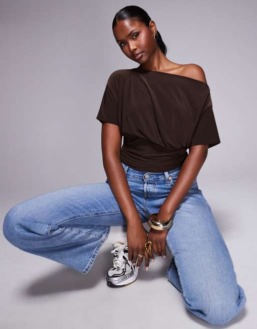 ASOS DESIGN – Brązowy asymetryczny top na jedno ramię z krótkimi rękawami i marszczeniem w talii