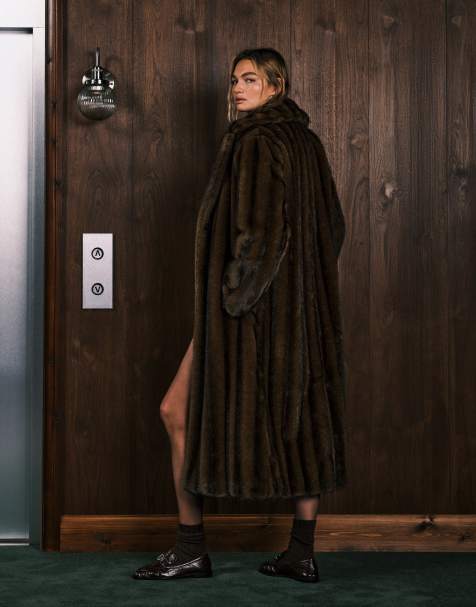 ASOS DESIGN – Brązowy długi płaszcz ze sztucznego futra w stylu vintage - view 1