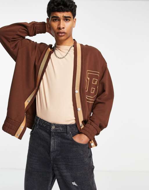 ASOS DESIGN – Brązowy dżersejowy kardigan oversize z haftowanym napisem w stylu uczelnianym