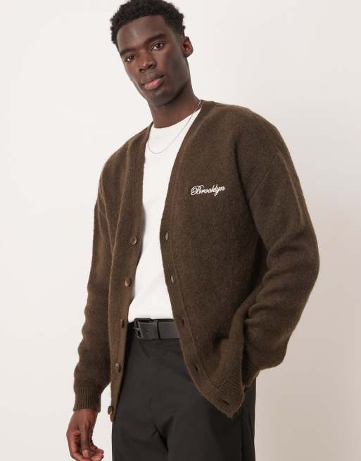 ASOS DESIGN – Brązowy dzianinowy kardigan o luźnym kroju z haftowaną nazwą miasta na piersi
