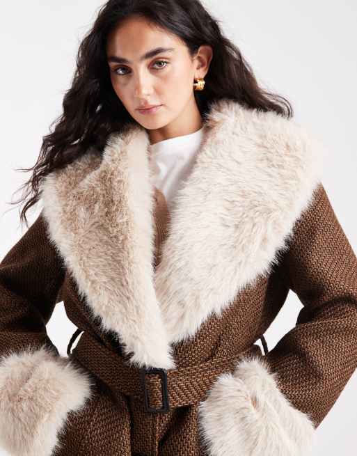 ASOS DESIGN – Brązowy fakturowany długi płaszcz wykończony sztucznym futrem, 3 z 4