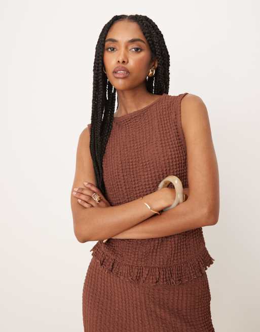 ASOS DESIGN – Brązowy fakturowany top o pudełkowym kroju z prostym dekoltem i falbanką przy brzegu, część zestawu
