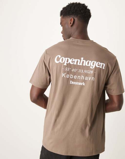 ASOS DESIGN – Brązowy luźny T-shirt z nadrukiem z napisem „Copenhagen” z przodu i z tyłu