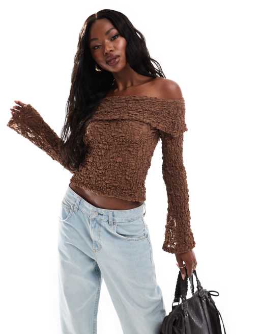 ASOS DESIGN – Brązowy marszczony top z rozkloszowanymi rękawami i dekoltem bardot z fakturowanej koronki
