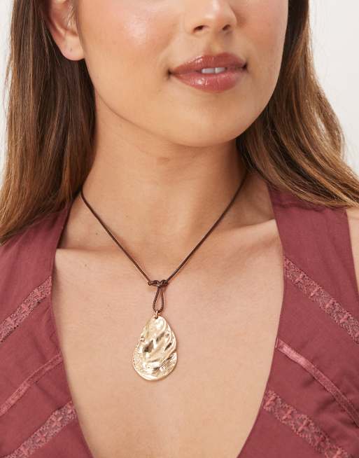ASOS DESIGN – Brązowy naszyjnik ze sznurka z zawieszką z muszlą w odcieniu złota