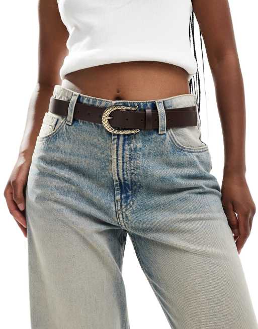 ASOS DESIGN – Brązowy pasek do jeansów na biodra i talię ze ze zdobioną sprzączką w kolorze złotym z motywem węża