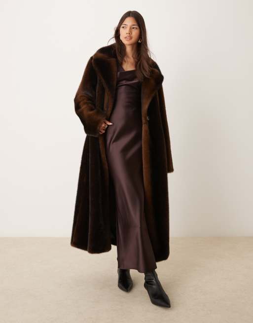 ASOS DESIGN – Brązowy płaszcz o wydłużonym fasonie ze sztucznego futra w stylu vintage