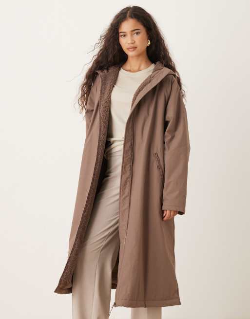 ASOS DESIGN – Brązowy płaszcz przeciwdeszczowy o wydłużonym fasonie z podszewką z kożuszka