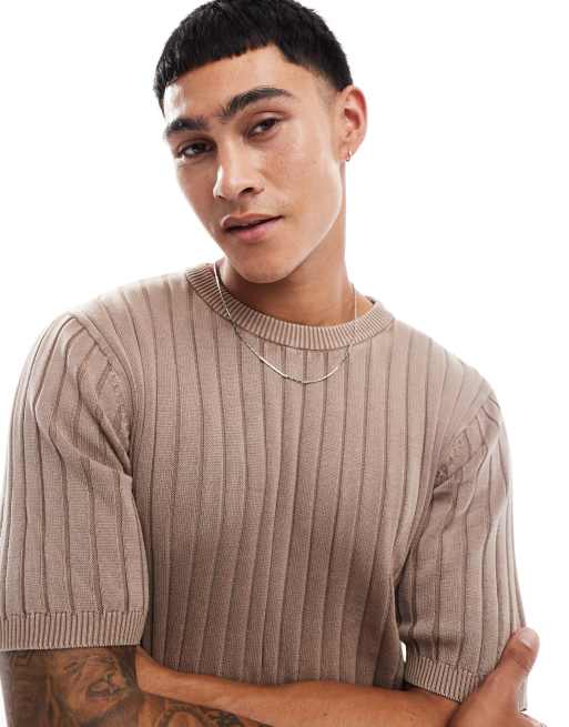 ASOS DESIGN – Brązowy prążkowany T-shirt dzianinowy o kroju podkreślającym sylwetkę z efektem sprania