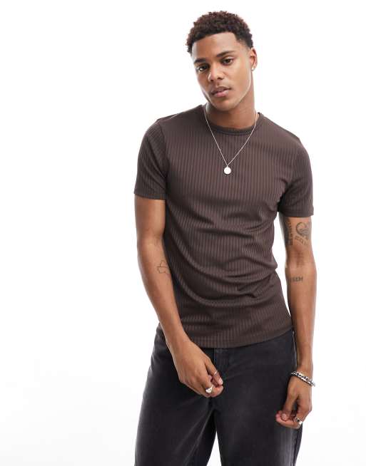 ASOS DESIGN – Brązowy prążkowany T-shirt o kroju podkreślającym sylwetkę