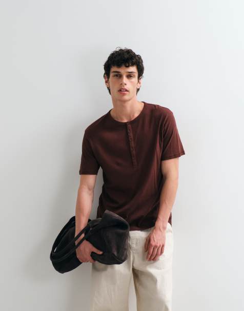 ASOS DESIGN – Brązowy prążkowany T-shirt o regularnym kroju z dekoltem typu henley z domieszką lnu - view 1