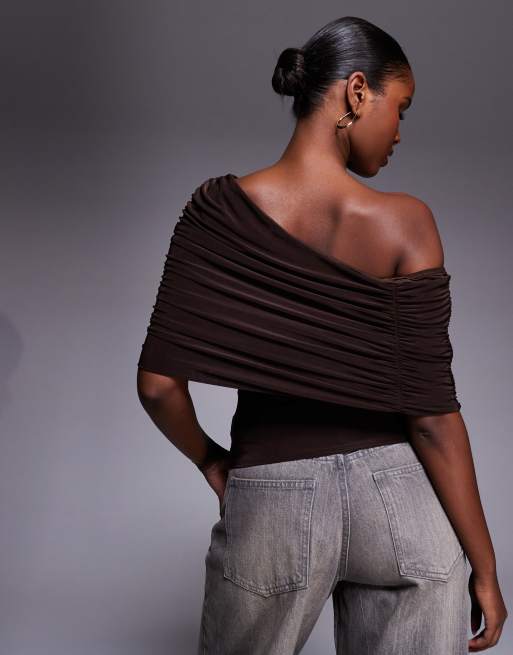 ASOS DESIGN – Brązowy przylegający asymetryczny top z pelerynowym detalem, 4 z 4