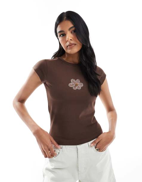 ASOS DESIGN – Brązowy przylegający T-shirt z kwiatem z koralików - view 1
