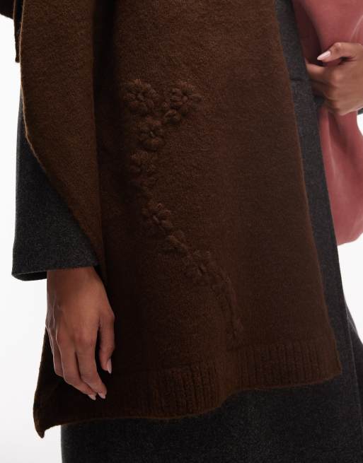 ASOS DESIGN – Brązowy puszysty dzianinowy szalik z haftowanym wzorem, 2 z 4