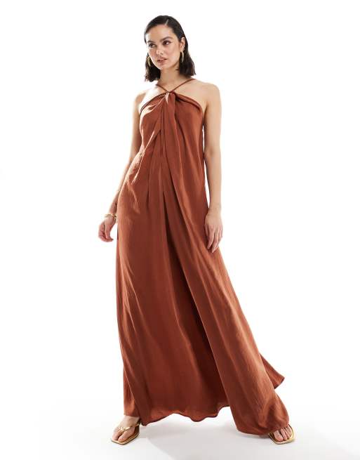 ASOS DESIGN – Brązowy satynowy kombinezon o trapezowym kroju z wiązaniem typu halter i łezką