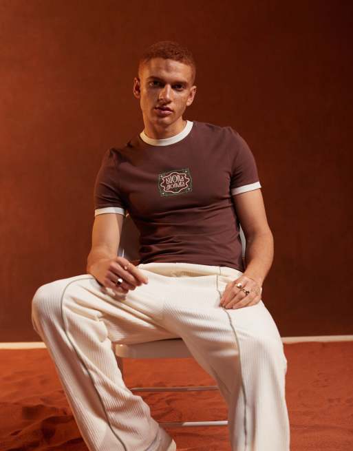 ASOS DESIGN – Brązowy T-shirt o kroju podkreślającym sylwetkę z tekstowym nadrukiem na piersi i lamówką