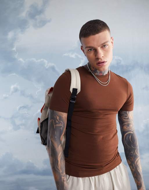 ASOS DESIGN – Brązowy T-shirt o kroju podkreślającym sylwetkę