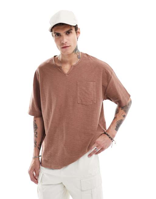 ASOS DESIGN – Brązowy T-shirt o luźnym kroju z dekoltem w kształcie litery V i kieszenią z przodu