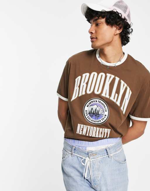 ASOS DESIGN – Brązowy T-shirt o luźnym kroju z kontrastową lamówką i nadrukiem w stylu uczelnianym