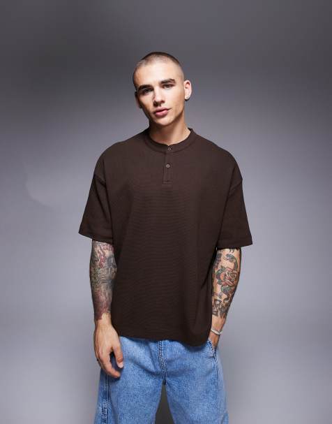 ASOS DESIGN – Brązowy T-shirt o pudełkowym kroju oversize z waflową fakturą i dekoltem typu henley - view 1