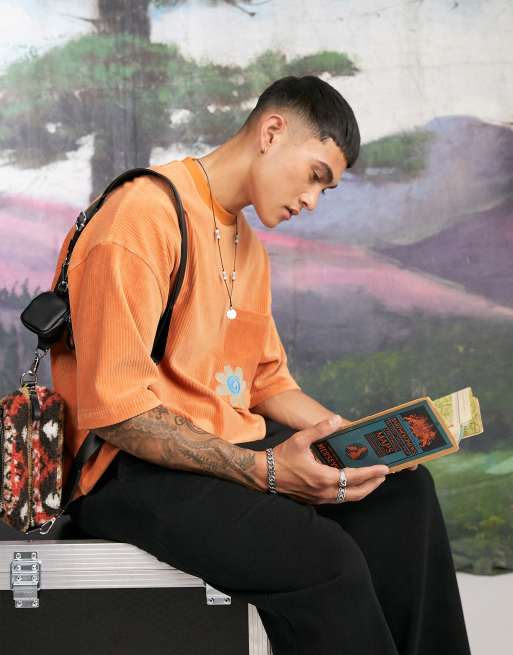 ASOS DESIGN – Brązowy T-shirt oversize z prążkowanego weluru z wyhaftowanym kwiatem i kieszenią