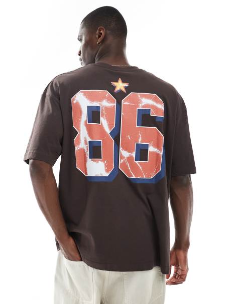 ASOS DESIGN – Brązowy T-shirt oversize ze sportową grafiką - view 1