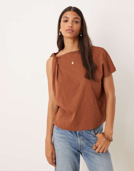 ASOS DESIGN – Brązowy T-shirt z asymetrycznie skręconym rękawem z dzianiny typu slub
