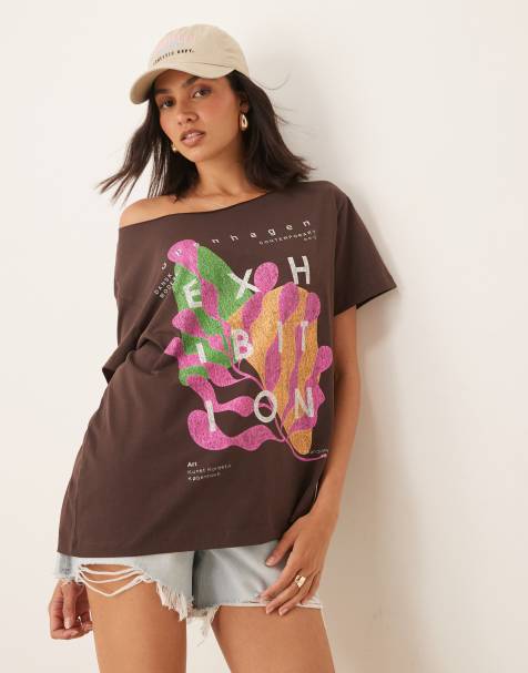 ASOS DESIGN – Brązowy T-shirt z odsłoniętym ramieniem i grafiką z napisem „Exhibition” - view 1