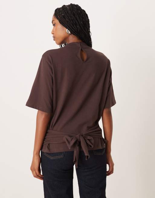 ASOS DESIGN – Brązowy T-shirt z zabudowanym dekoltem i wiązaniem, 4 z 4