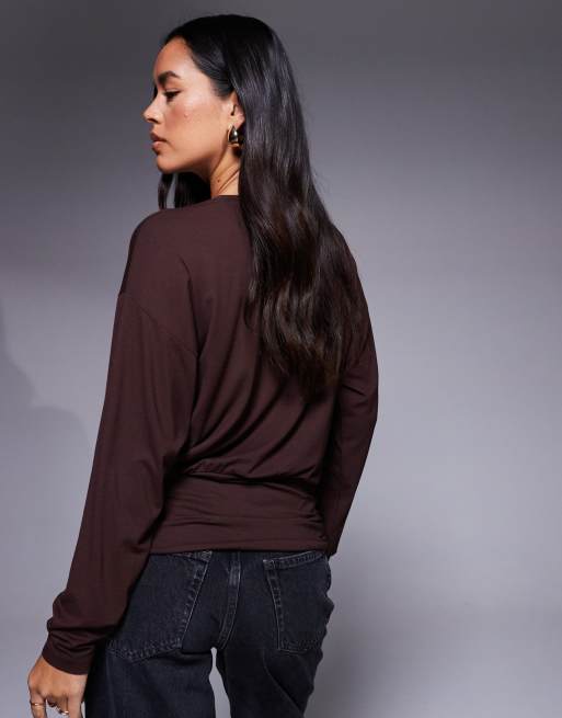 ASOS DESIGN – Brązowy taliowany top z nietoperzowymi rękawami, 2 z 4