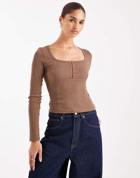 ASOS DESIGN – Brązowy top z długimi rękawami, dekoltem w kształcie U i ozdobnymi szwami - view 1