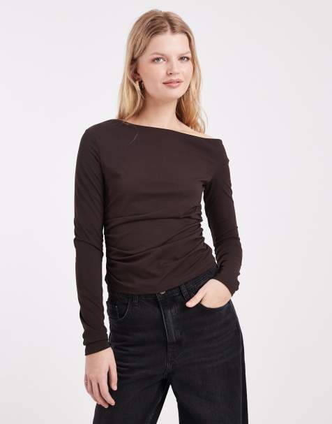 ASOS DESIGN – Brązowy top z długimi rękawami, odsłoniętym ramieniem i marszczeniem - view 1