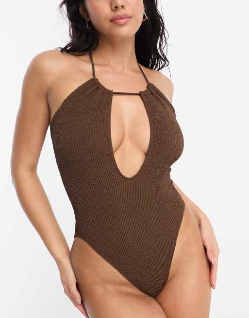 ASOS DESIGN – Brązowy wysoko wycięty strój kąpielowy z marszczeniem, dekoltem typu halter i wycięciem 