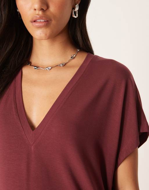 ASOS DESIGN - BreatheMAX™ - Bordeauxrød T-shirt i lyocell med draperinger og V-hals, 2 af 4