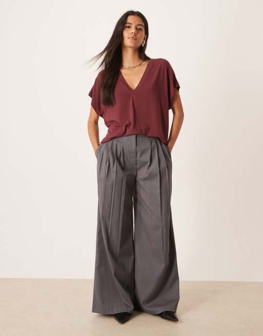 ASOS DESIGN - BreatheMAX™ - Bordeauxrød T-shirt i lyocell med draperinger og V-hals, 3 af 4