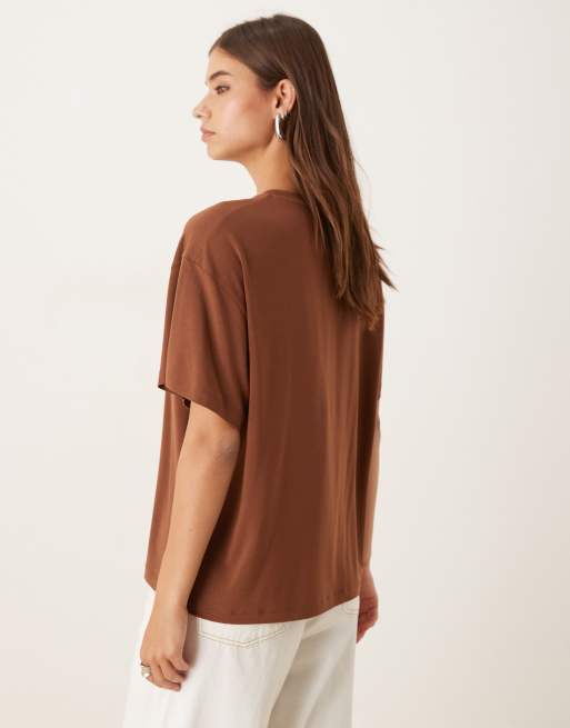 ASOS DESIGN – BreatheMAX™ – Czekoladowobrązowy drapowany T-shirt z lyocellu, 3 z 4