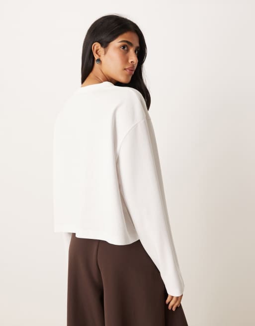 ASOS DESIGN – breatheMAX™ – Langärmliges, kastiges Cropped-T-Shirt in Weiß, 4 von 4