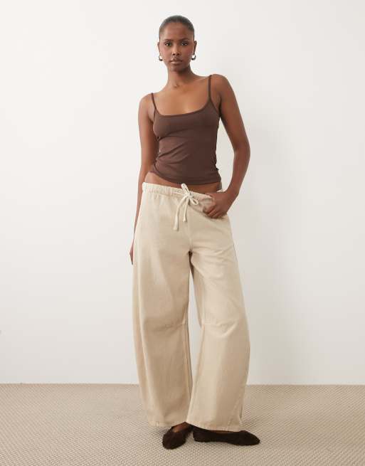 ASOS DESIGN breatheMAX™ polyamidlinne med djup halsringning och elastiska band i choklad, 2 av 4