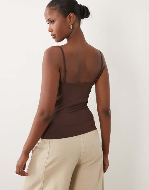 ASOS DESIGN breatheMAX™ polyamidlinne med djup halsringning och elastiska band i choklad, 4 av 4