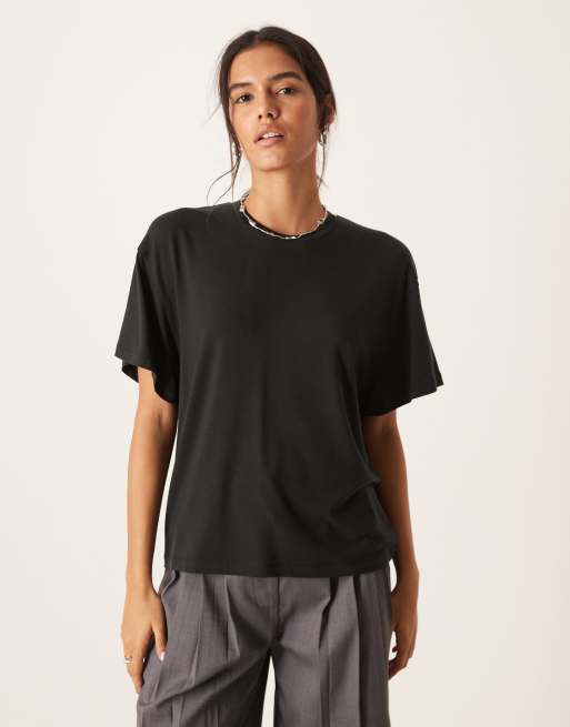 ASOS DESIGN - BreatheMAX - Sort T-shirt i draperende lyocell