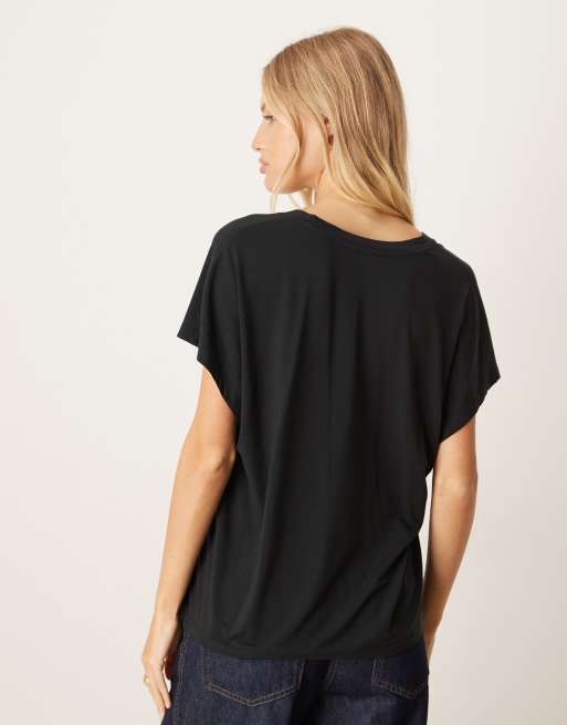 ASOS DESIGN - BreatheMAX™ - T-shirt drappeggiata in lyocell nera con scollo a V, 3 di 4