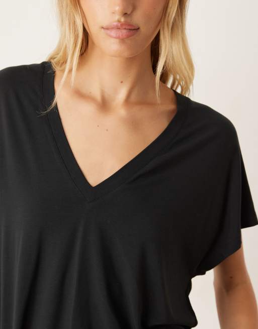 ASOS DESIGN - BreatheMAX™ - T-shirt drappeggiata in lyocell nera con scollo a V, 4 di 4