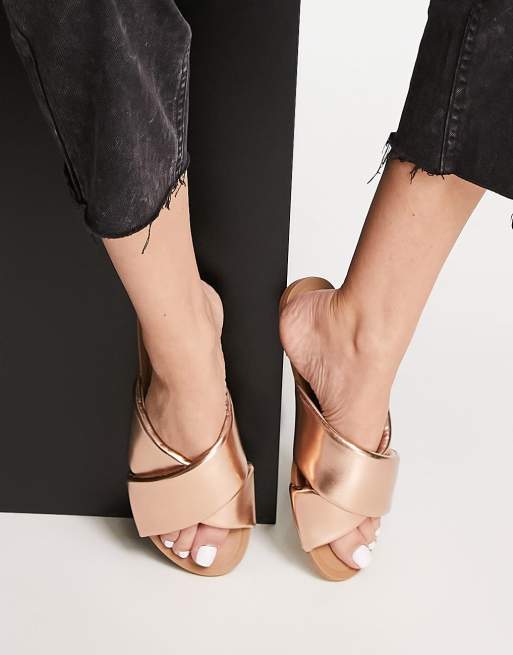 ASOS DESIGN – Bred passform – Flock – Roséguldfärgade, vadderade och platta sandaler, 4 av 4