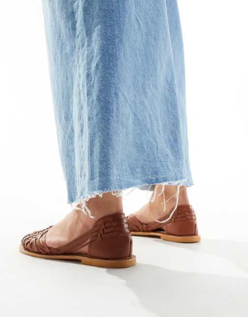 ASOS DESIGN Bred passform – Francis – Ljusbruna platta lädersandaler med vävda band, 4 av 4