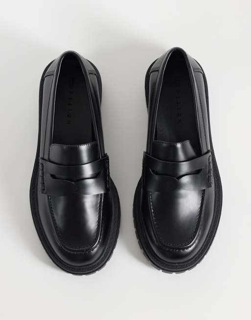 ASOS DESIGN bred passform Mavis loafers med grov räfflad sula i svart, 2 av 4