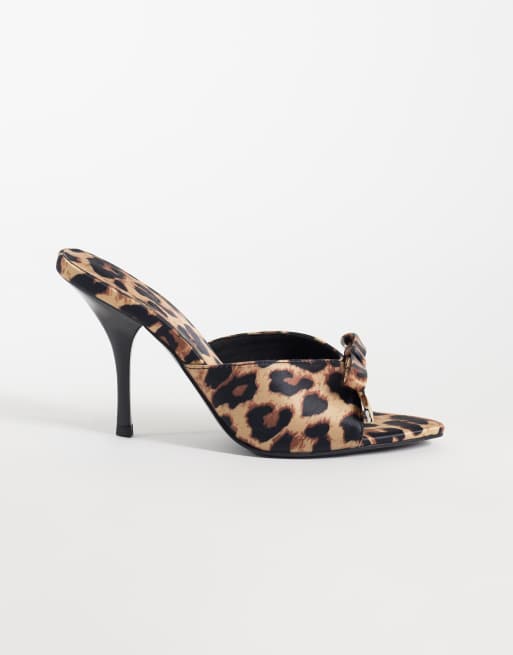 ASOS DESIGN bred passform Nelly mules med rosettdetalj och hög klack i leopardmönstrad satin, 2 av 4