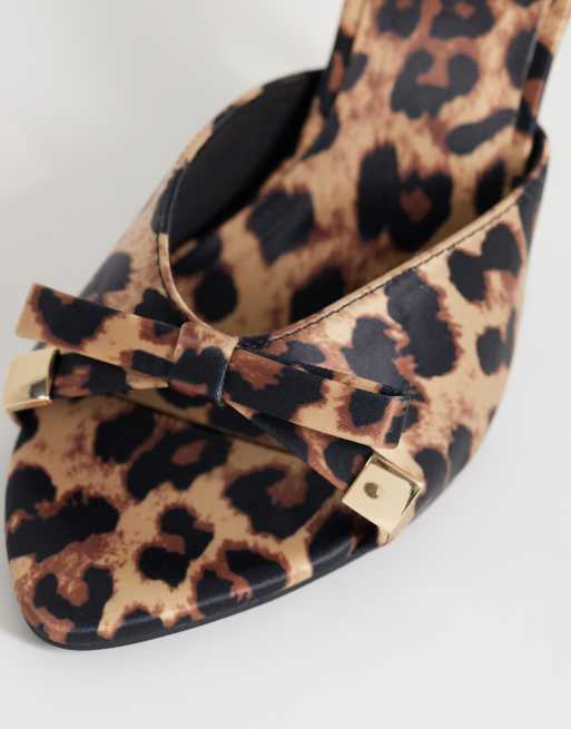 ASOS DESIGN bred passform Nelly mules med rosettdetalj och hög klack i leopardmönstrad satin, 3 av 4
